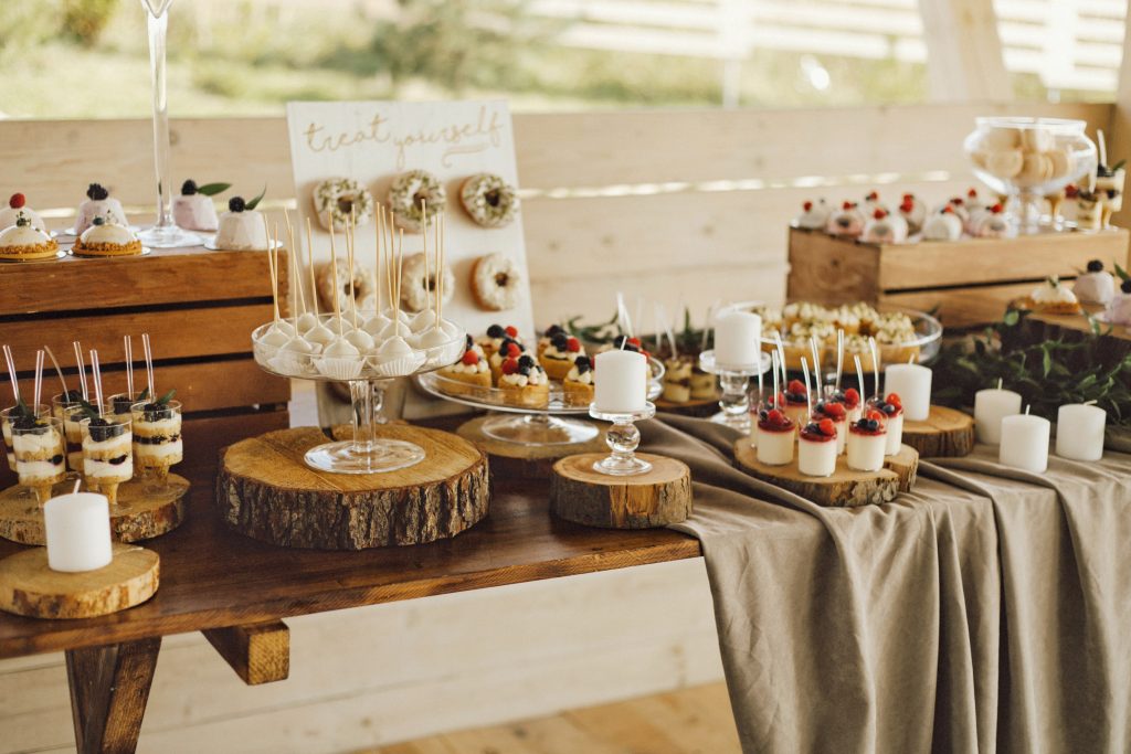 Mesa de pasteles en una fiesta/boda