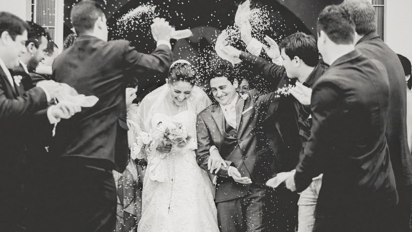 Lanzamiento de arroz a la novia y el novio