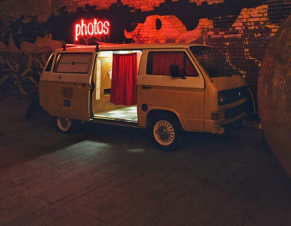 Photocall de fotomatón en una furgoneta