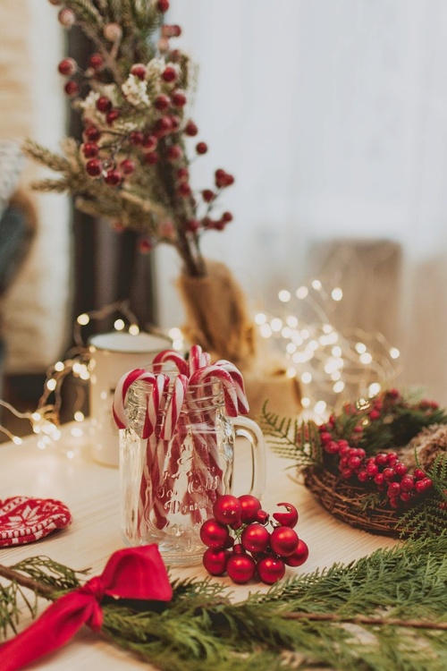 Decoración de una mesa de una celebración navideña