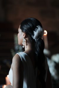 tocado de novia con plumas blancas