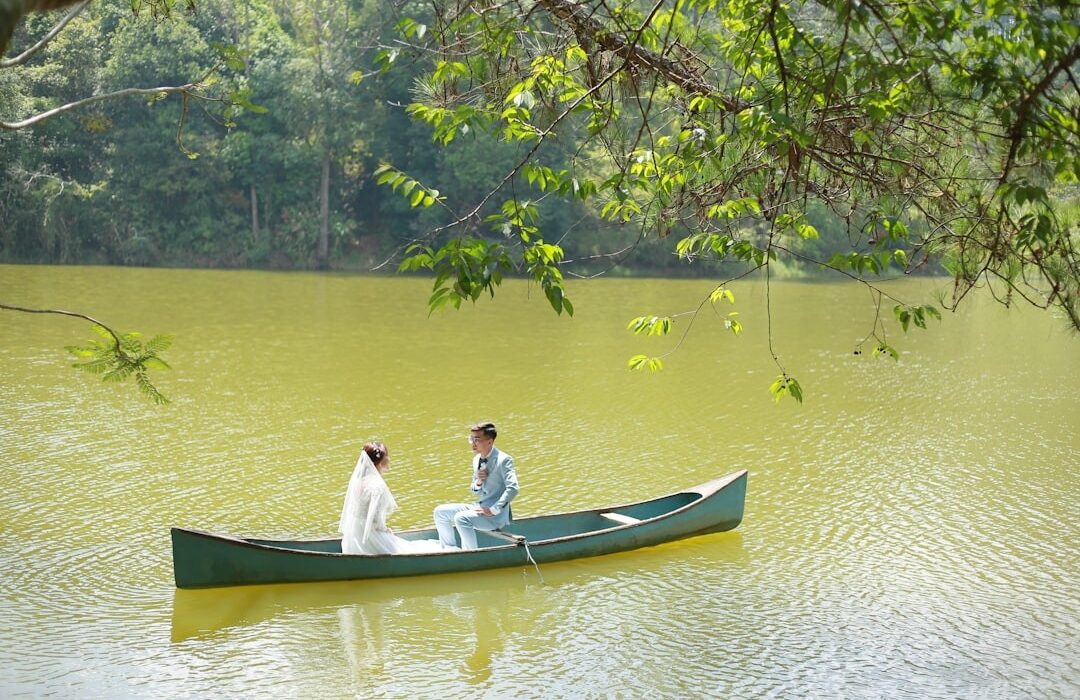 pareja de novios en barco