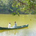 pareja de novios en barco