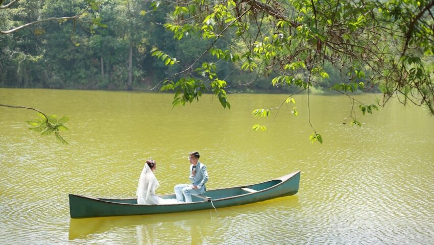 pareja de novios en barco