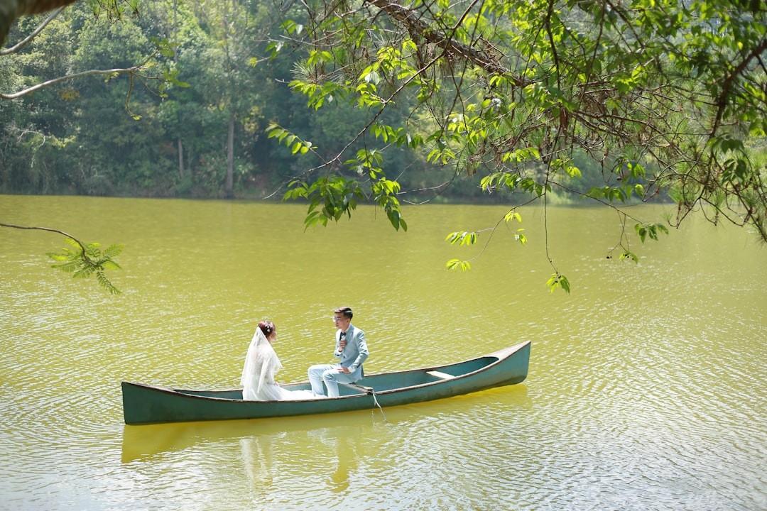 pareja de novios en barco