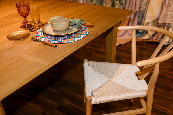 Decoración de mesa colorida para bodas de verano