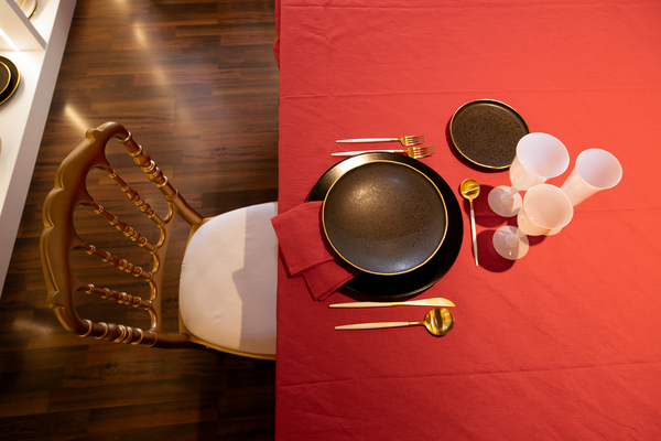 Decoración de mesa para evento corporativo con mármol y detalles dorados